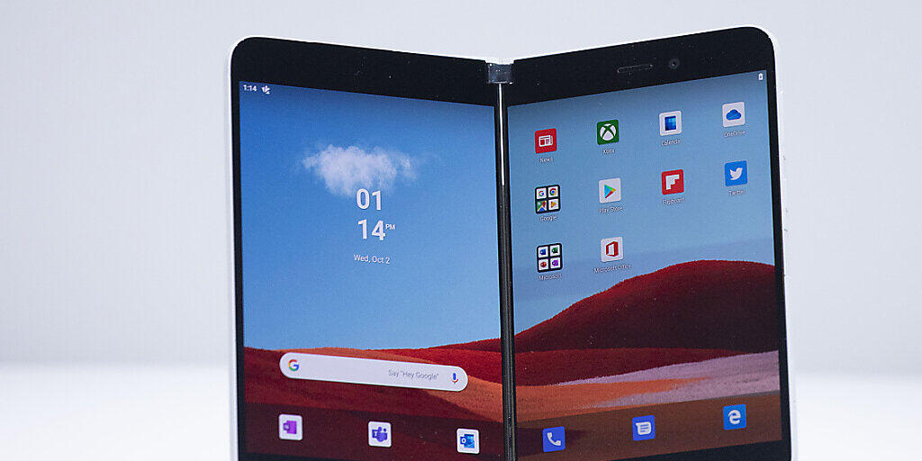 Der Technologiekonzern Microsoft wagt mit dem klappbaren Android-Smartphone "Surface Duo" einen neuen Anlauf auf dem hart umkämpften Handymarkt.(Archivbild)