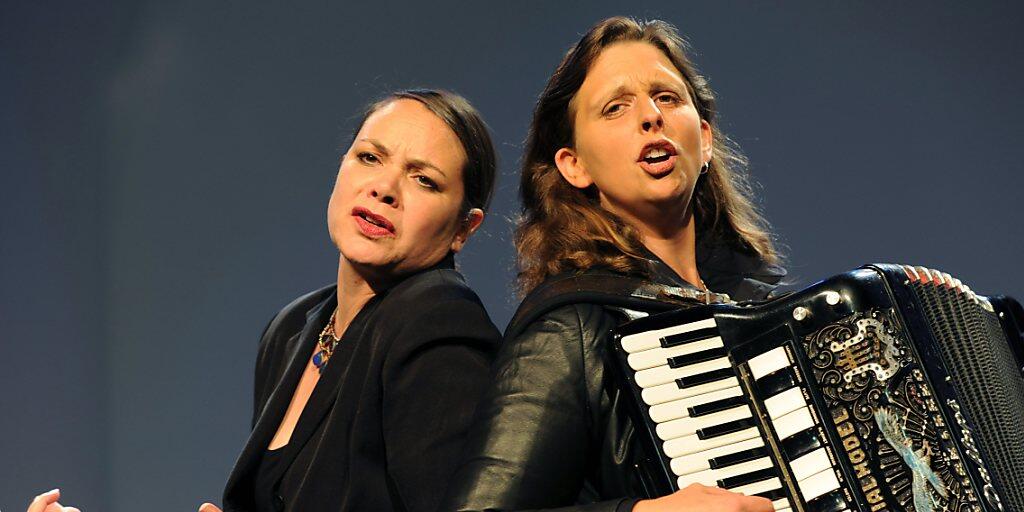 Nicole Knuth, links, und Olga Tucek, rechts, touren seit 2004 als Kabarett-Duo Knuth und Tucek durch den deutschsprachigen Raum. Jetzt werden sie dafür mit dem Schweizer Kleinkunstpreis 2019 geehrt. (Archivbild)