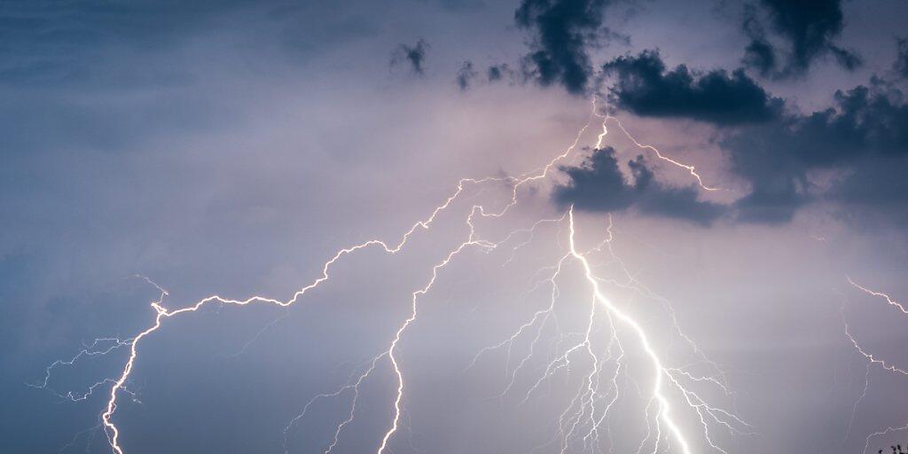 Am Mittwoch zogen teils heftige Gewitter über die Ostschweiz. (Symbolbild)