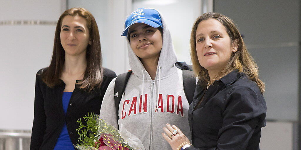 Rahaf Mohammed al-Kunun (Mitte) bei ihrer Ankunft am Flughafen von Toronto - empfangen von der kanadischen Aussenministerin Chrystia Freeland (rechts).