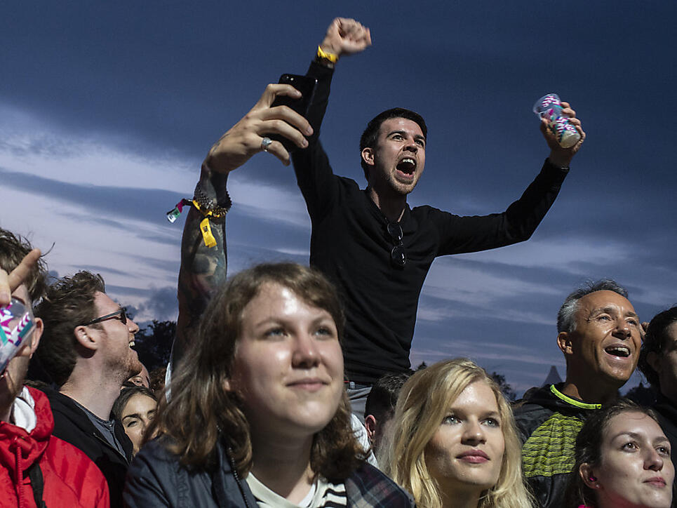 Fans am Zürich Openair am Freitag während des Konzerts des britischen Sängers Liam Gallagher.