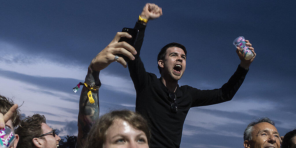 Fans am Zürich Openair am Freitag während des Konzerts des britischen Sängers Liam Gallagher.