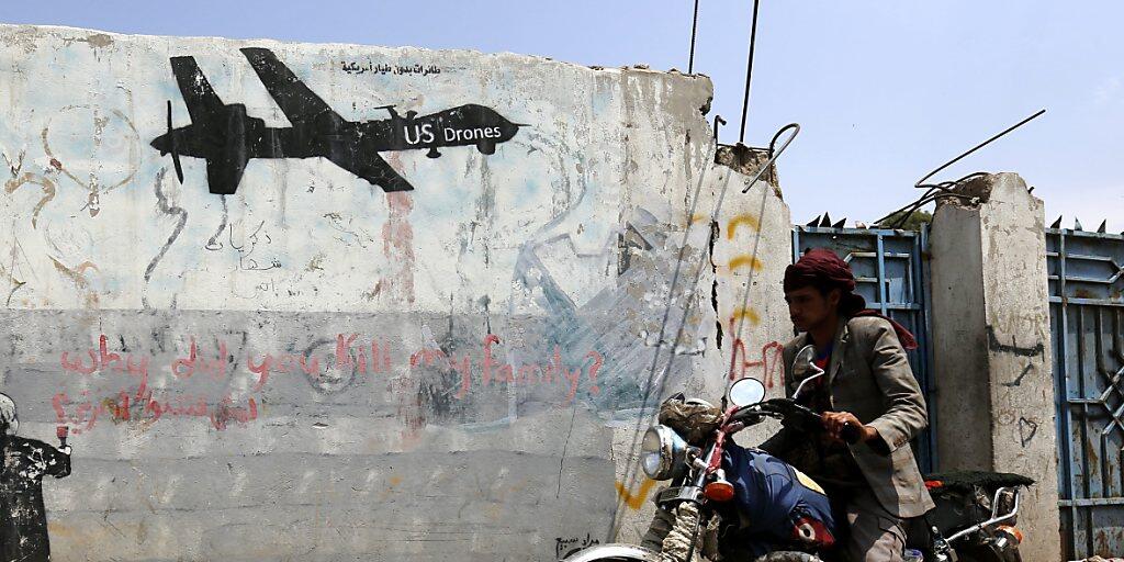 Ein Graffiti in der jemenitischen Hauptstadt Sanaa gegen US-Drohnen-Angriffe. (Archivbild) Ein Graffiti in der jemenitischen Hauptstadt Sanaa gegen US-Drohnen-Angriffe. (Archivbild)