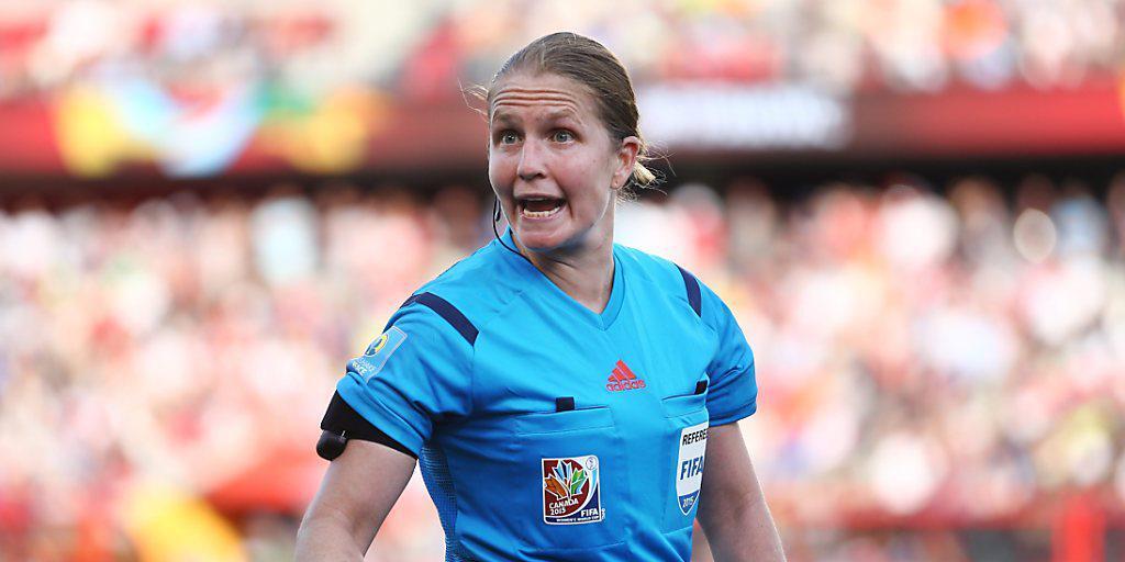 Die Schweizer Schiedsrichterin Esther Staubli leitet am Sonntagabend den EM-Final der Frauen