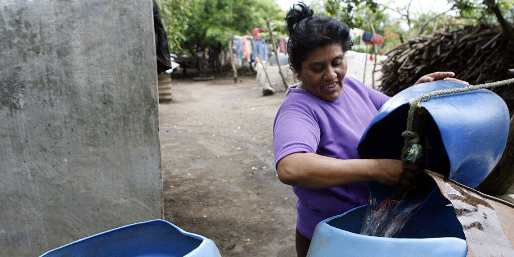 Eine Frau giesst frisches Wasser in einen Eimer in Leon, Nicaragua. Lateinamerika gehört heute zu den Schwerpunktregionen der Schweizer Entwicklungszusammenarbeit. Nun will sich der Bund aus dieser Region zurückziehen. (Themenbild)
