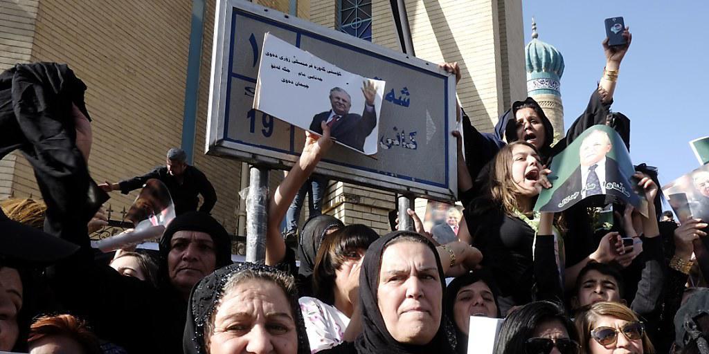 Es kamen jung und alt, um von Talabani Abschied zu nehmen