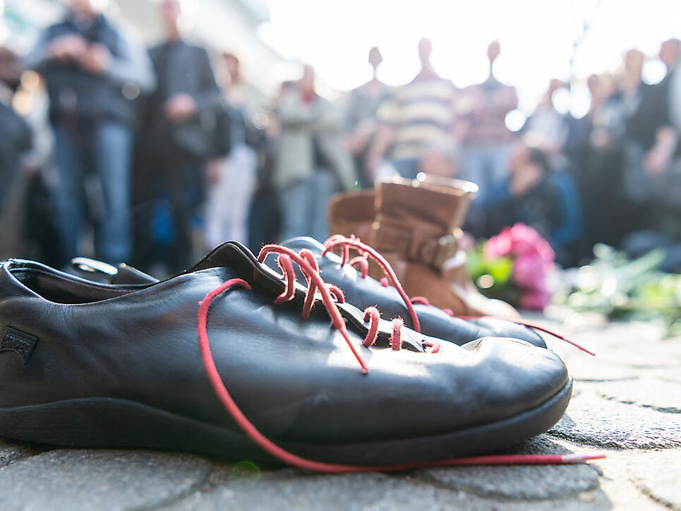 Schuhe und Blumen zum Gedenken an das Attentat auf Rudi Dutschke.