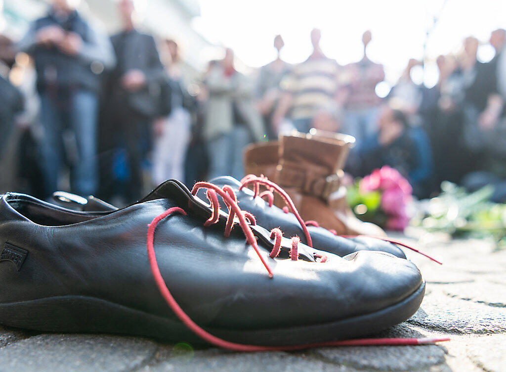 Schuhe und Blumen zum Gedenken an das Attentat auf Rudi Dutschke. Schuhe und Blumen zum Gedenken an das Attentat auf Rudi Dutschke.