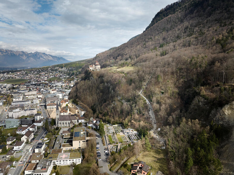 Installation der Fernwärme auf Schloss Vaduz