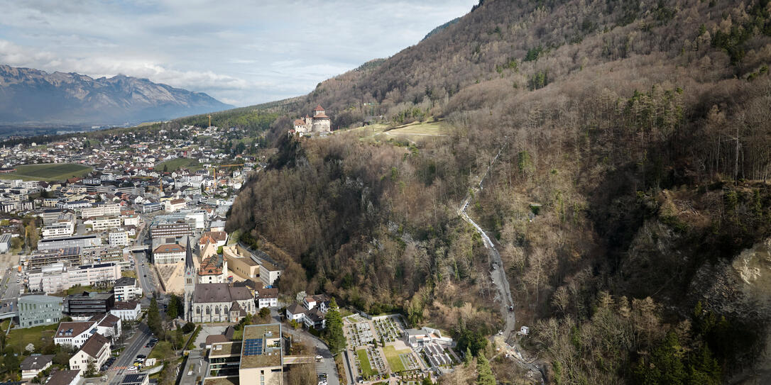 Installation der Fernwärme auf Schloss Vaduz