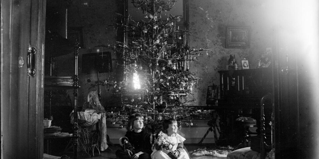 CHRISTBAUM, WEIHNACHTSBAUM, KINDER, PUPPE, BESCHERUNG, GESCHENKE, WIEGE, SPIELZEUG,