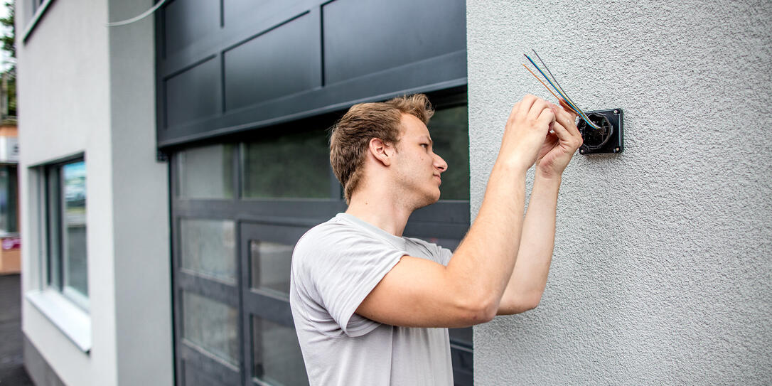 NEUBAU, NEUBAUTEN, BAUSTELLE, BAUEN, BAUARBEITEN, HANDWERKER, STROMER, ELEKTRIKER, ELEKTRIK, INSTALLATION, INSTALLATIONEN, INSTALLIEREN, INNENAUSBAU, LEHRE, AUSBILDUNG, AUSBILDUNGEN, LEHRLING, LERNENDER, LEHRSTELLE,