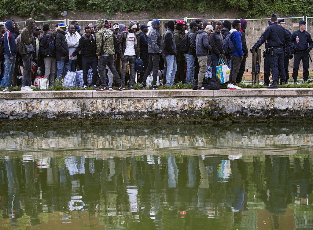 Flüchtlinge stehen Schlange, um in Unterkünfte in Paris oder der Umgebung gebracht zu werden. Seit Monaten hatten sich immer mehr Migranten an den Ufern zweier Kanäle im Nordosten der französischen Hauptstadt angesiedelt. Flüchtlinge stehen Schlange, um in Unterkünfte in Paris oder der Umgebung gebracht zu werden. Seit Monaten hatten sich immer mehr Migranten an den Ufern zweier Kanäle im Nordosten der französischen Hauptstadt angesiedelt.