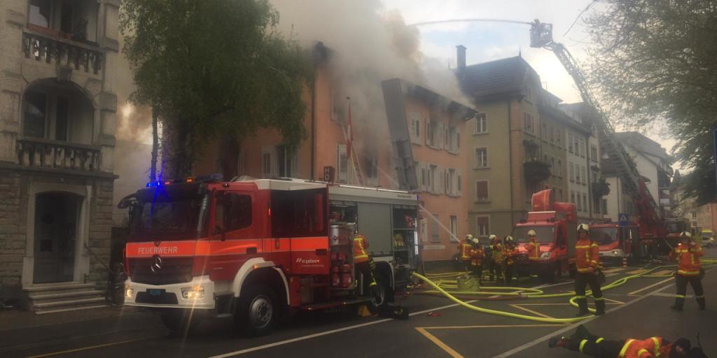 Ein Grossaufgebot der Feuerwehr löscht den Brand des Wohnhauses und ehemaligen Hotels in St. Gallen.