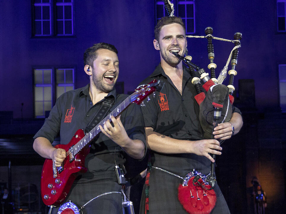 Zählten zu den Höhepunkten am diesjährigen Basel Tattoo: Die Rockmusiker von "The Red Hot Chilli Pipers" aus Schottland. (Archivbild)