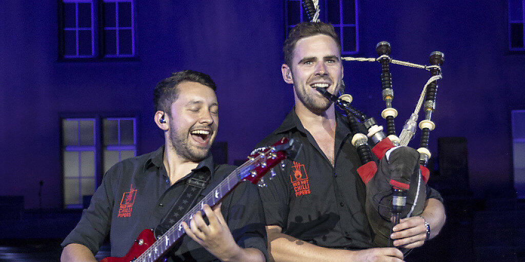 Zählten zu den Höhepunkten am diesjährigen Basel Tattoo: Die Rockmusiker von "The Red Hot Chilli Pipers" aus Schottland. (Archivbild)