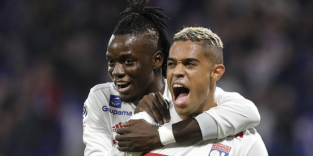 Lyons Mariano Diaz (rechts) feiert seinen Treffer mit Bertrand Traoré