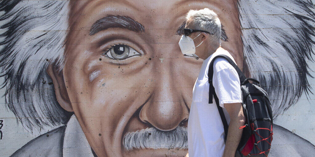 Ein israelischer Mann, der einen Mund- und Nasenschutz trägt, geht an einem Wandbild vorbei, das Albert Einstein zeigt. Zu Beginn der weltweiten Corona-Pandemie galt Israel vielen als leuchtendes Beispiel für eine rasche und erfolgreiche Eindämmung. Doch inzwischen steht das Mittelmeerland schlechter da als die meisten europäischen Länder, ein zweiter Lockdown erscheint unausweichlich. Foto: Sebastian Scheiner/AP/dpa