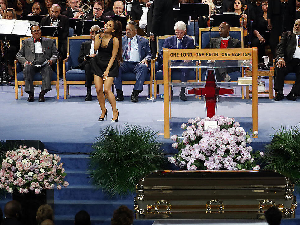 Zahlreiche Prominente - darunter der ehemalige US-Präsident Bill Clinton (Mitte) und die Sängerin Ariana Grande (vorne) - haben der verstorbenen "Queen of Soul", Aretha Franklin, die letzte Ehre erwiesen.
