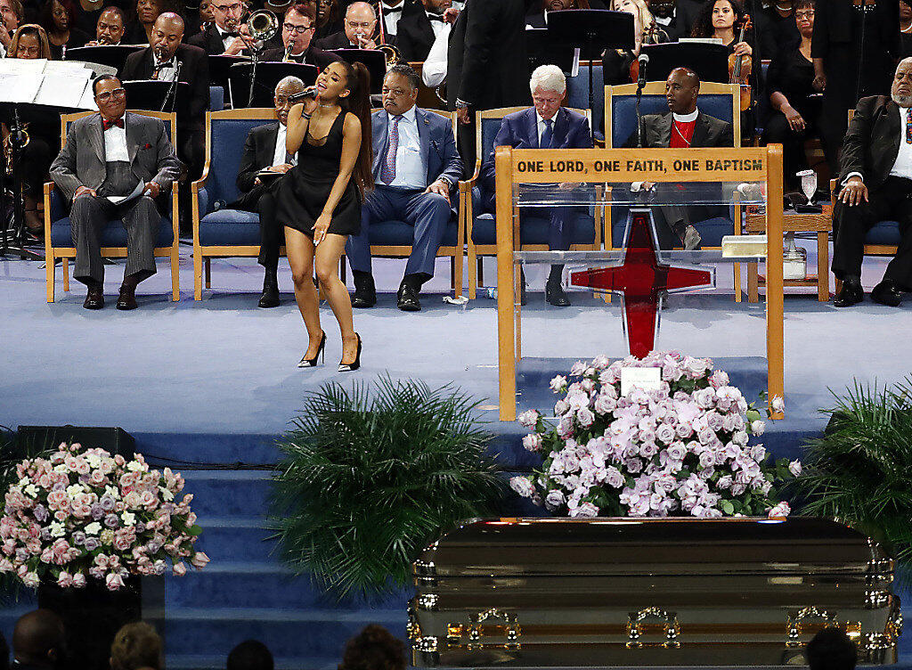 Zahlreiche Prominente - darunter der ehemalige US-Präsident Bill Clinton (Mitte) und die Sängerin Ariana Grande (vorne) - haben der verstorbenen "Queen of Soul", Aretha Franklin, die letzte Ehre erwiesen.