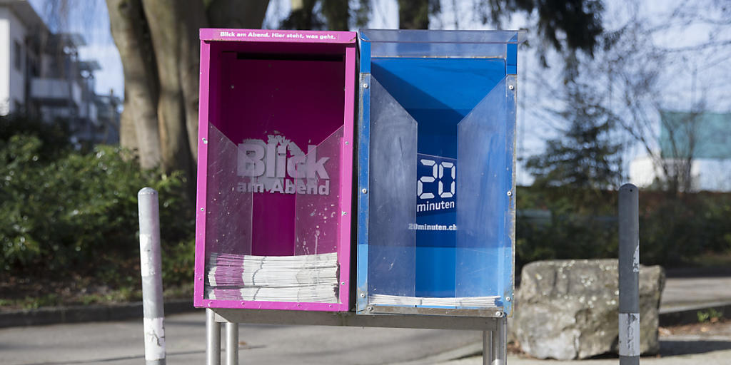 Die Zeitungsboxen leeren sich rasch. Aber die Nutzung des digitalen Angebots von Zeitungen erfreut sich gegenüber den gedruckten Zeitungen steigender Beliebtheit, wie eine Studie der WEMF AG für Werbemedienforschung für das erste Halbjahr 2016 zeigt. (Archivbild) Die Zeitungsboxen leeren sich rasch. Aber die Nutzung des digitalen Angebots von Zeitungen erfreut sich gegenüber den gedruckten Zeitungen steigender Beliebtheit, wie eine Studie der WEMF AG für Werbemedienforschung für das erste Halbjahr 2016 zeigt. (Archivbild)