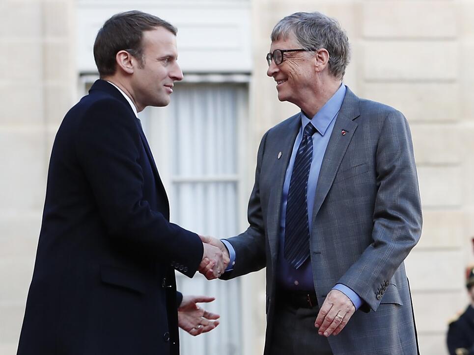 Frankreichs Präsident Macron (links) begrüsst Microsoft-Gründer Bill Gates am Klimaschutzgipfel. Dort hat Macron zu mehr Investitionen in den Klimaschutz aufgerufen.
