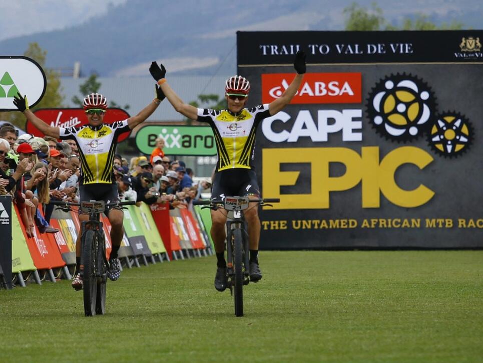 Cape-Epic-Triumph mit fast zehn Minuten Vorsprung: Jaroslav Kulhavy (rechts) und Howard Grotts
