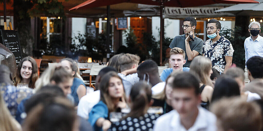 Jugendliche sitzen an Tischen auf der Terrasse eines Cafés. Angesichts steigender Corona-Zahlen hat Frankreichs Premierminister Castex an das Verantwortungsbewusstsein seiner Landsleute appelliert und warnte vor der wachsenden Ausbreitung des Virus im Land. Foto: Jean-Francois Badias/AP/dpa Jugendliche sitzen an Tischen auf der Terrasse eines Cafés. Angesichts steigender Corona-Zahlen hat Frankreichs Premierminister Castex an das Verantwortungsbewusstsein seiner Landsleute appelliert und warnte vor der wachsenden Ausbreitung des Virus im Land. Foto: Jean-Francois Badias/AP/dpa