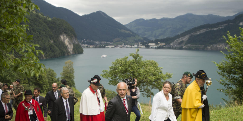 Bundesrat Ueli Maurer (vorne links) und die Urner Frau Landammann Heidi Zgraggen (neben Maurer) auf dem Rütli