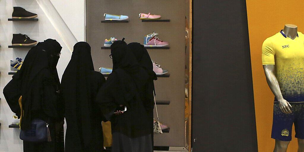 Saudische Frauen beim Einkaufen in einem Zentrum in Riad. (Archivbild)