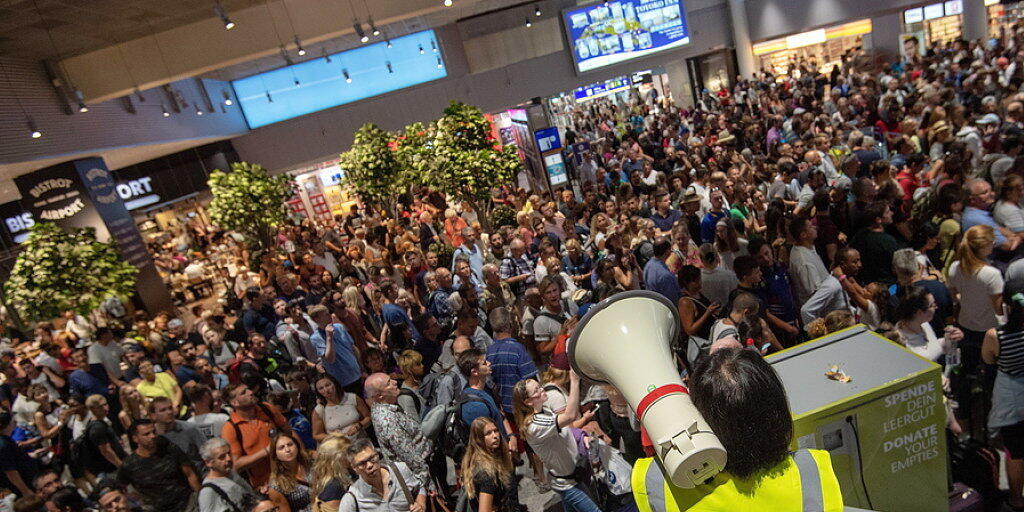Grosses Gedränge wegen des falschen Sprengstoffalarms am Dienstag auf dem Frankfurter Flughafen.
