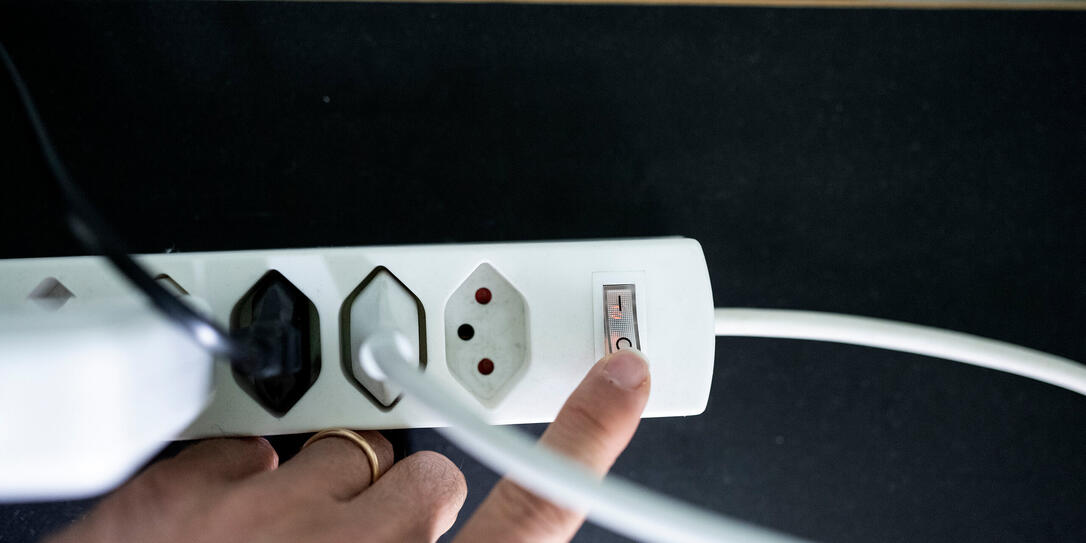 STROMLEISTE, MEHRFACHSTECKDOSE, STECKERLEISTE, MEHRFACHSTECKER, STECKDOSENLEISTE, STECKDOSE, STROMVERBRAUCH, STROMSPARMASSNAHME, ENERGIEVERBRAUCH, ENERGIESPARMASSNAHME, HAUSHALT,