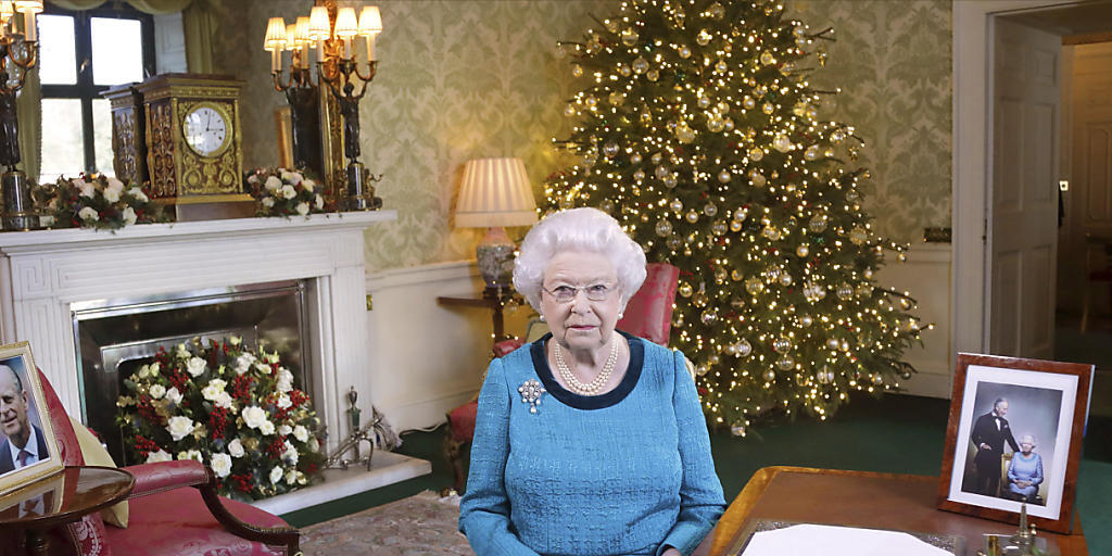 Das offizielle Weihnachtsfoto 2016 von Königin Elizabeth II.: Die Queen posiert im Regency Room von Buckingham Palace.