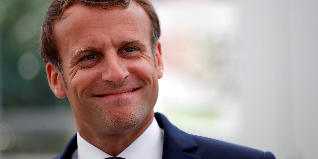 Versucht, Zuversicht auszustrahlen: der französische Präsident Macron macht plötzlich Tempo bei der Lockerung der mit dem Coronavirus begründeten Einschränkungen des öffentlichen Lebens. Das dürfte vor allem die Menschen in Paris freuen. Versucht, Zuversicht auszustrahlen: der französische Präsident Macron macht plötzlich Tempo bei der Lockerung der mit dem Coronavirus begründeten Einschränkungen des öffentlichen Lebens. Das dürfte vor allem die Menschen in Paris freuen.