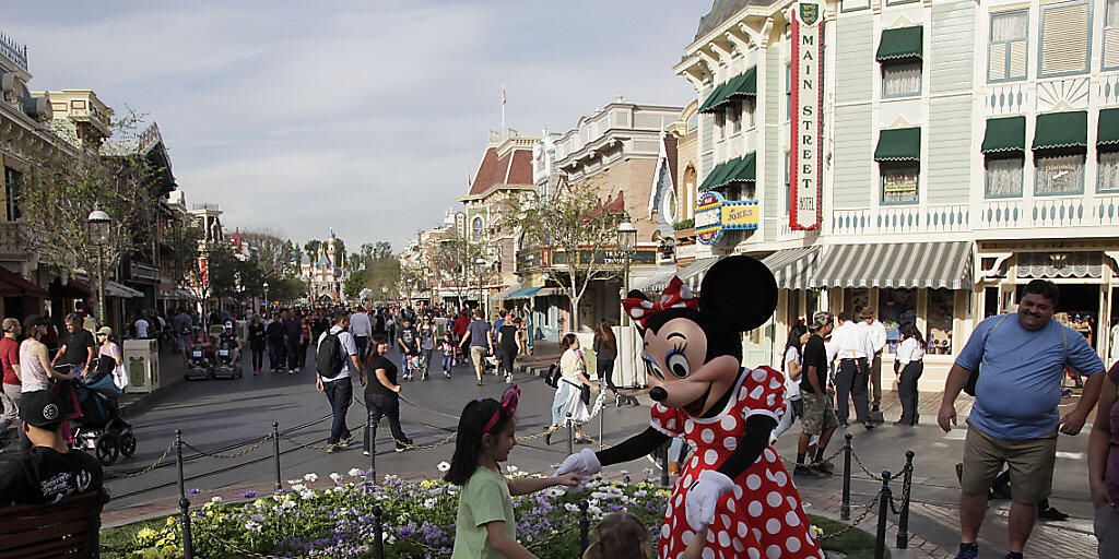 Minnie Mouse tanzt mit Besuchern im Vergnügungspark Disneyland im kalifornischen Anaheim. (Archivbild)