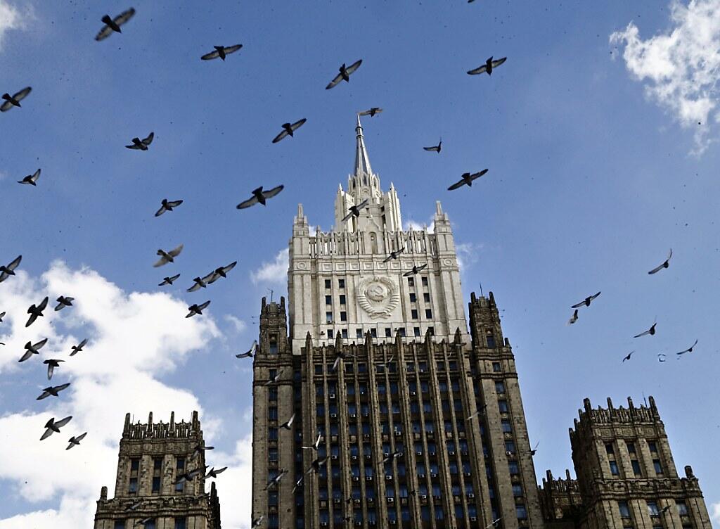 Das Aussenministerium in Moskau - eine der so genannten Sieben Schwestern, Hochhäuser, die im Auftrag Stalins im Stil des Sozialistischen Klassizismus erbaut wurden. Das Aussenministerium in Moskau - eine der so genannten Sieben Schwestern, Hochhäuser, die im Auftrag Stalins im Stil des Sozialistischen Klassizismus erbaut wurden.