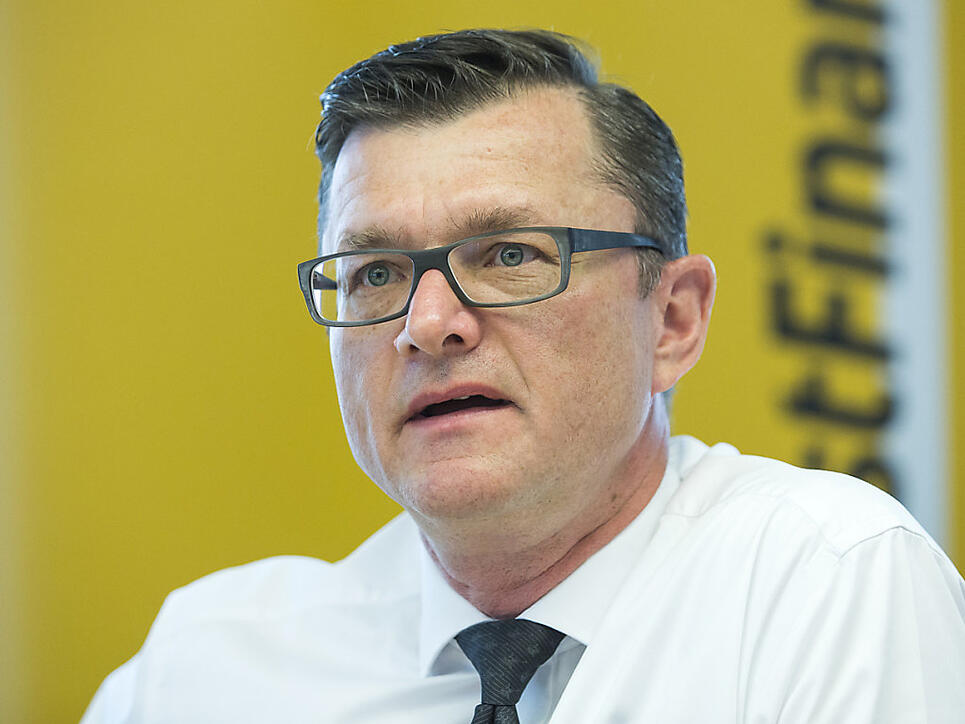 Postfinance-Chef Hansruedi Köng hält am geplanten Abbau von 500 Stellen auch nach Abschluss der Konsultation mit den Gewerkschaften fest. (Archiv)