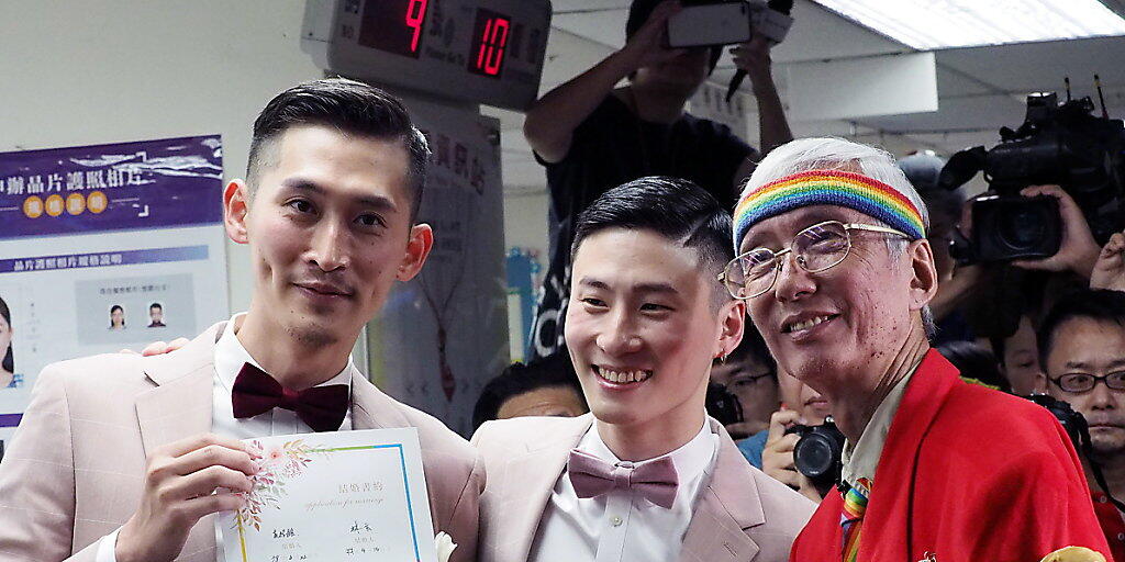 In Taiwan sind am Freitag die ersten gleichgeschlechtlichen Ehen in Asien geschlossen worden.