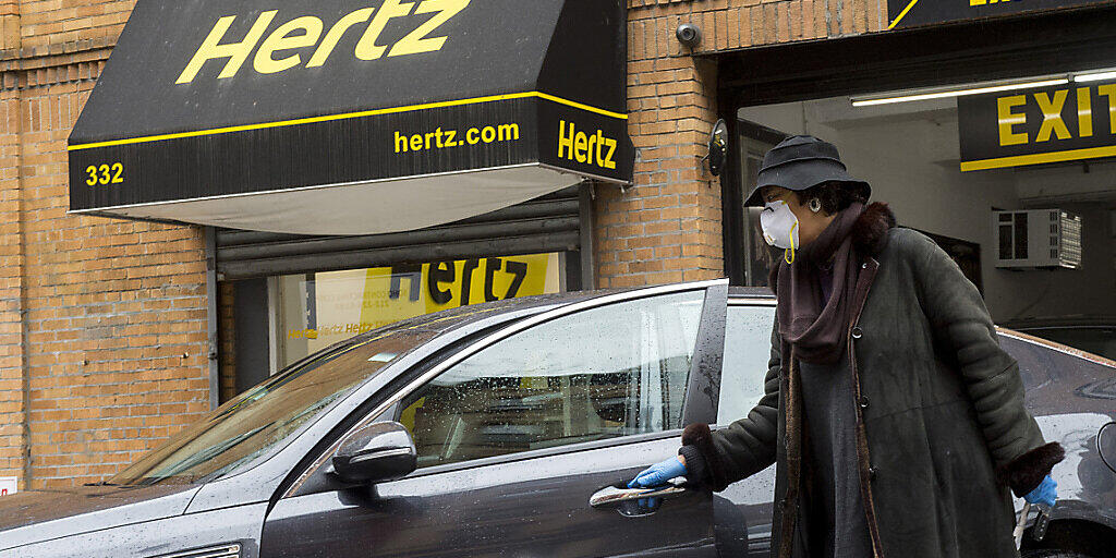 Die Coronavirus-Pandemie hat den US-Autovermieter Hertz schwer getroffen - nunmehr steht die Insolvenz ins Haus. (Archivbild)