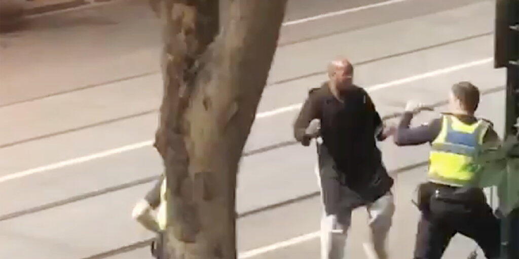 Eine Überwachungskamera hielt die Messer-Attacke in der Fussgängerzone in der Innenstadt von Melbourne fest.