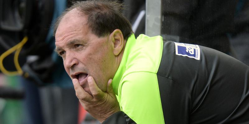 Der Aarauer Trainer Raimondo Ponte (60) gefrustet bei der 1:5-Niederlage am Pfingstmontag in St. Gallen