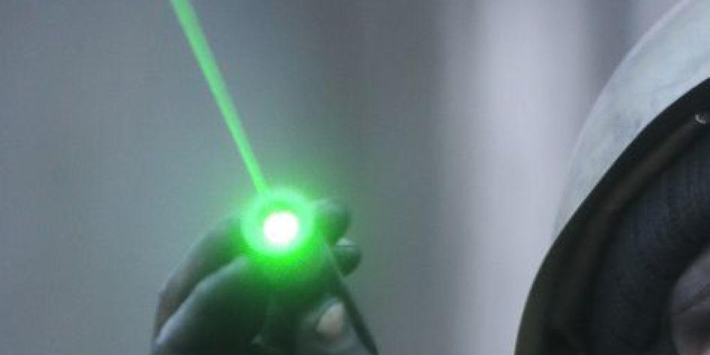 Treffen Laserstrahlen auf das Auge, können Netzhautverletzungen resultieren, die das Sehvermögen beeinträchtigen oder gar zur Erblindung führen. Deshalb ist es für die Ständeratskommission klar, dass starke Laserpointer verboten werden müssen. (Symbolbild)