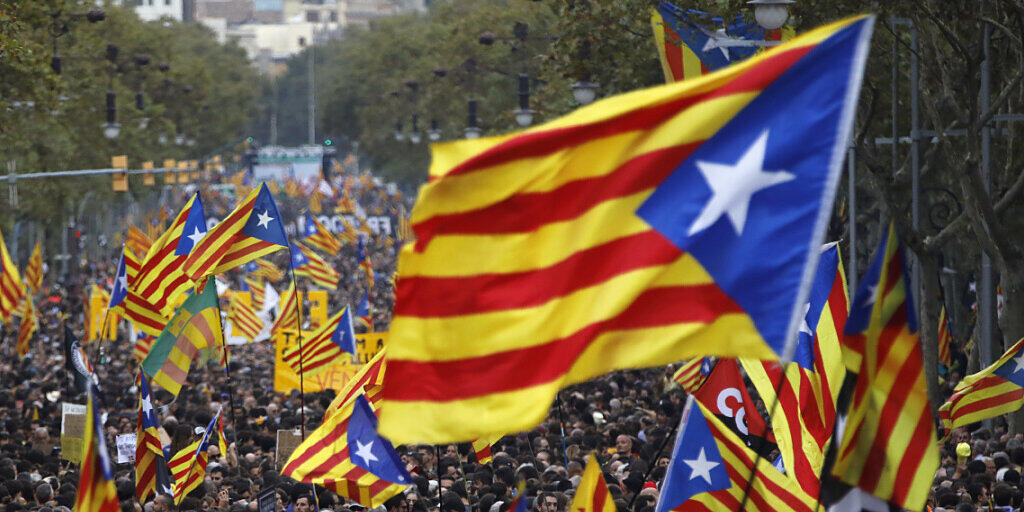 Massenprotest in Barcelona: Hunderttausende Katalanen sind auf der Strasse und schwenken die Estelada, die gelb-rote katalanische Nationalflagge.