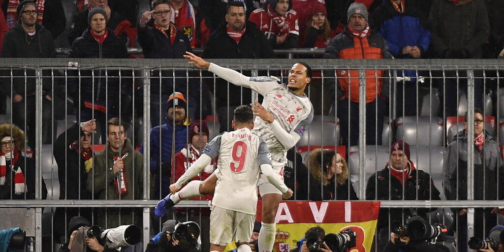 Liverpools Virgil van Dijk (springt am höchsten) bejubelt seinen Treffer zum 2:1 in München