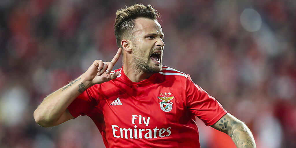 Haris Seferovic schreit seine Freude nach dem Siegestor gegen Tondela heraus Haris Seferovic schreit seine Freude nach dem Siegestor gegen Tondela heraus