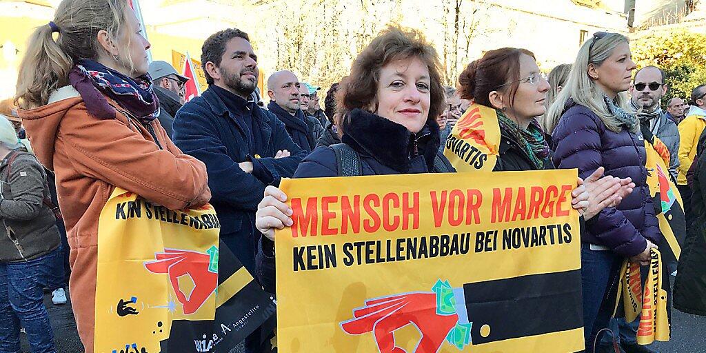 Die Kundgebung gegen den Stellenabbau bei Novartis stand unter dem Motto "Mensch vor Marge". Die Kundgebung gegen den Stellenabbau bei Novartis stand unter dem Motto "Mensch vor Marge".