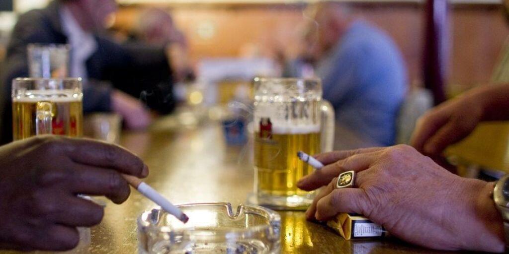Rauchen und Trinken macht - vereinfacht gesagt - dumm, denn die beiden Gewohnheiten beschleunigen die Gehirnalterung. Personen mit hohem Gehirnalter schneiden bei Hirnleistungstests schlechter ab als solche mit tiefem. (Symbolbild) Rauchen und Trinken macht - vereinfacht gesagt - dumm, denn die beiden Gewohnheiten beschleunigen die Gehirnalterung. Personen mit hohem Gehirnalter schneiden bei Hirnleistungstests schlechter ab als solche mit tiefem. (Symbolbild)