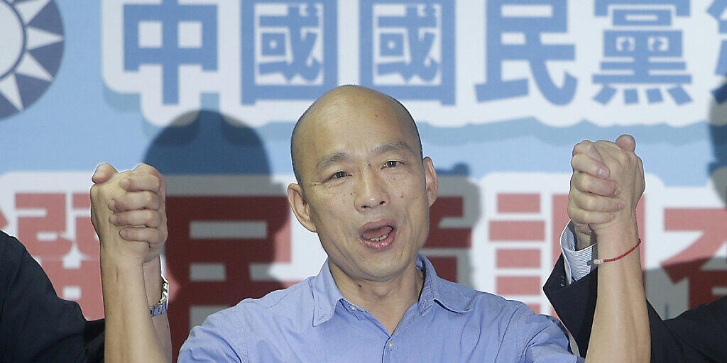 Der Bürgermeister der taiwanesischen Hafenstadt Kaohsiung, Han Kuo-yu, hat die parteiinterne Ausmarchung gewonnen und wird für die oppositionelle Kuomintang-Partei bei der Präsidentenwahl antreten. Der Bürgermeister der taiwanesischen Hafenstadt Kaohsiung, Han Kuo-yu, hat die parteiinterne Ausmarchung gewonnen und wird für die oppositionelle Kuomintang-Partei bei der Präsidentenwahl antreten.